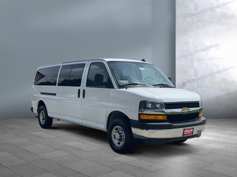 2024 Chevrolet Express Passenger 3500 1LT