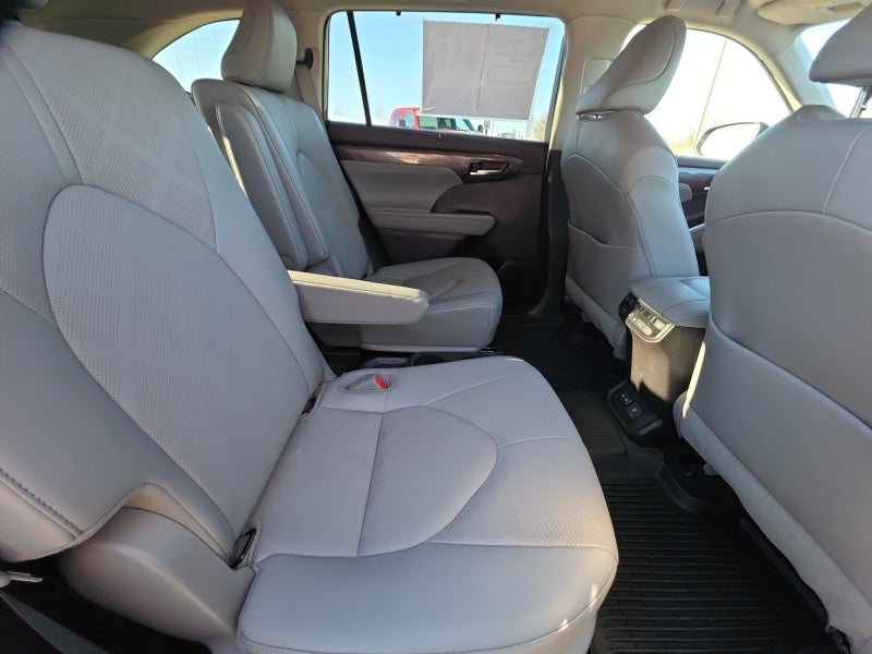 2022 Toyota Highlander Platinum