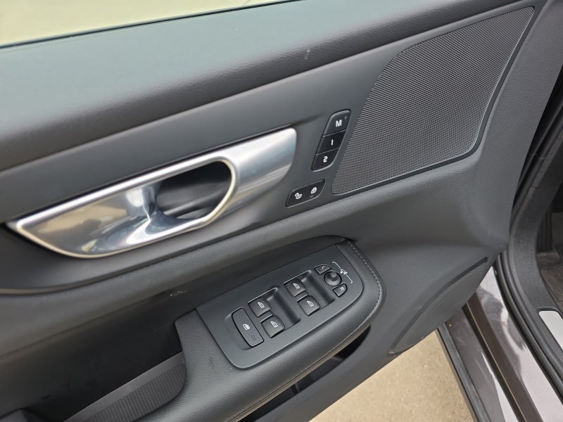 2024 Volvo S60 Recharge Plug-In Hybr Core Dark Theme