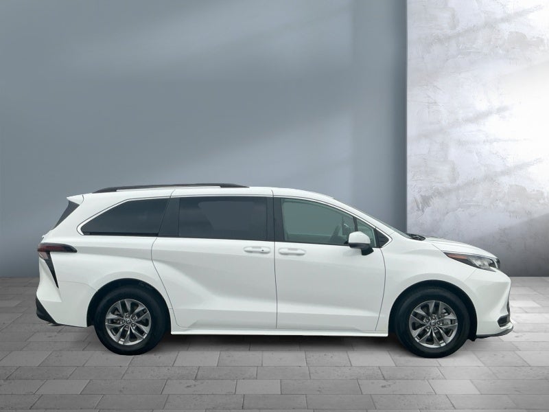 2023 Toyota Sienna LE
