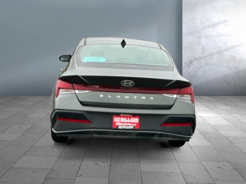 2024 Hyundai ELANTRA SE