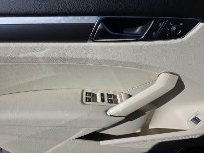 2017 Volkswagen Passat R-Line w/Comfort Pkg