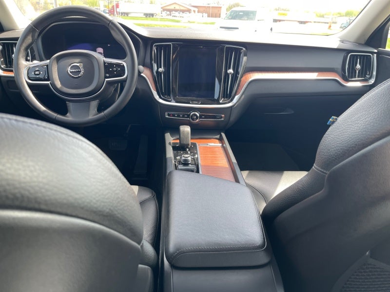 2024 Volvo S60 Plus Dark Theme